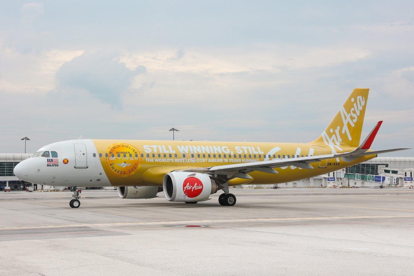 AirAsia unveils striking gold livery in celebration of 16th Skytrax win
